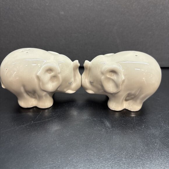 Elephants Set Of Magnetic Salt And Pepper Shakers - Picture 2 of 6